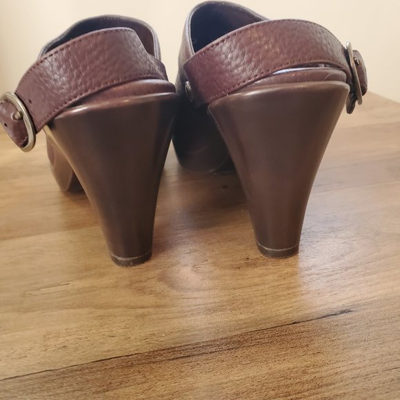 Brown Leather Mules with Gold details size 9 - Picture 4 of 6